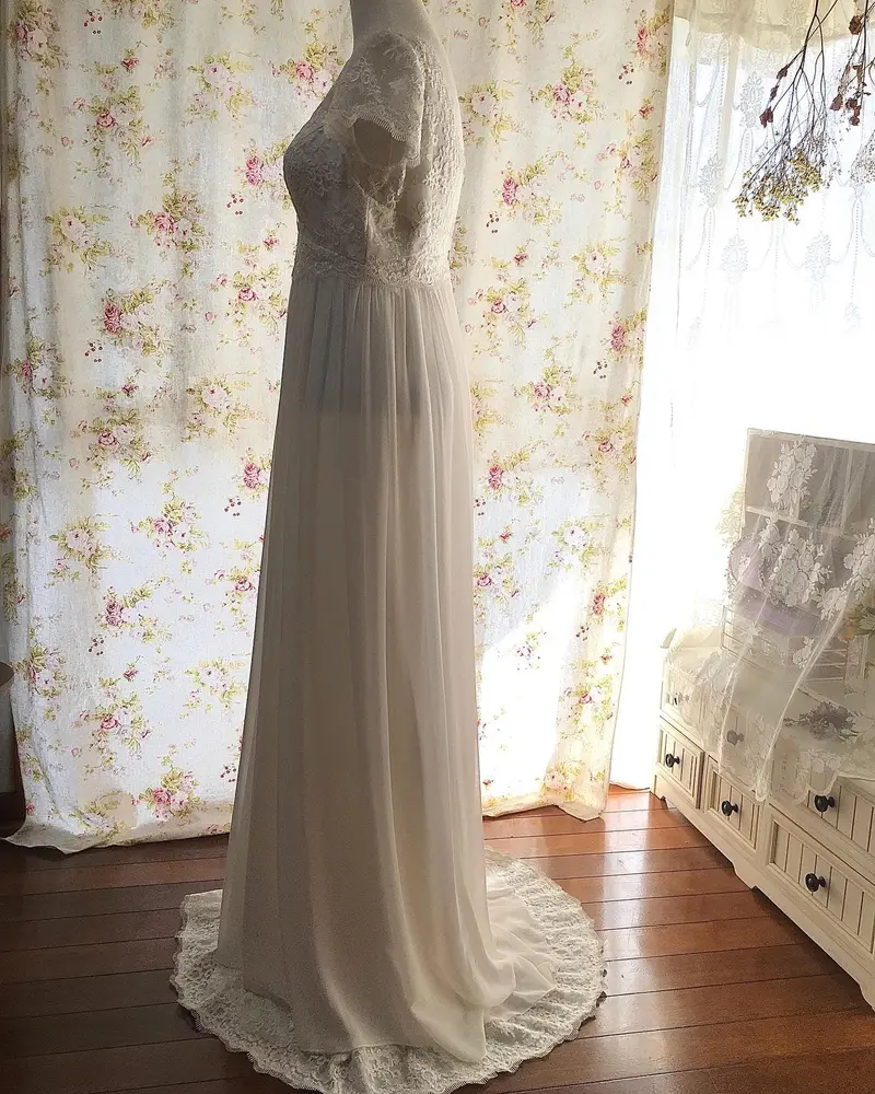 レースのVネックエンパイアドレスのサイドのカット