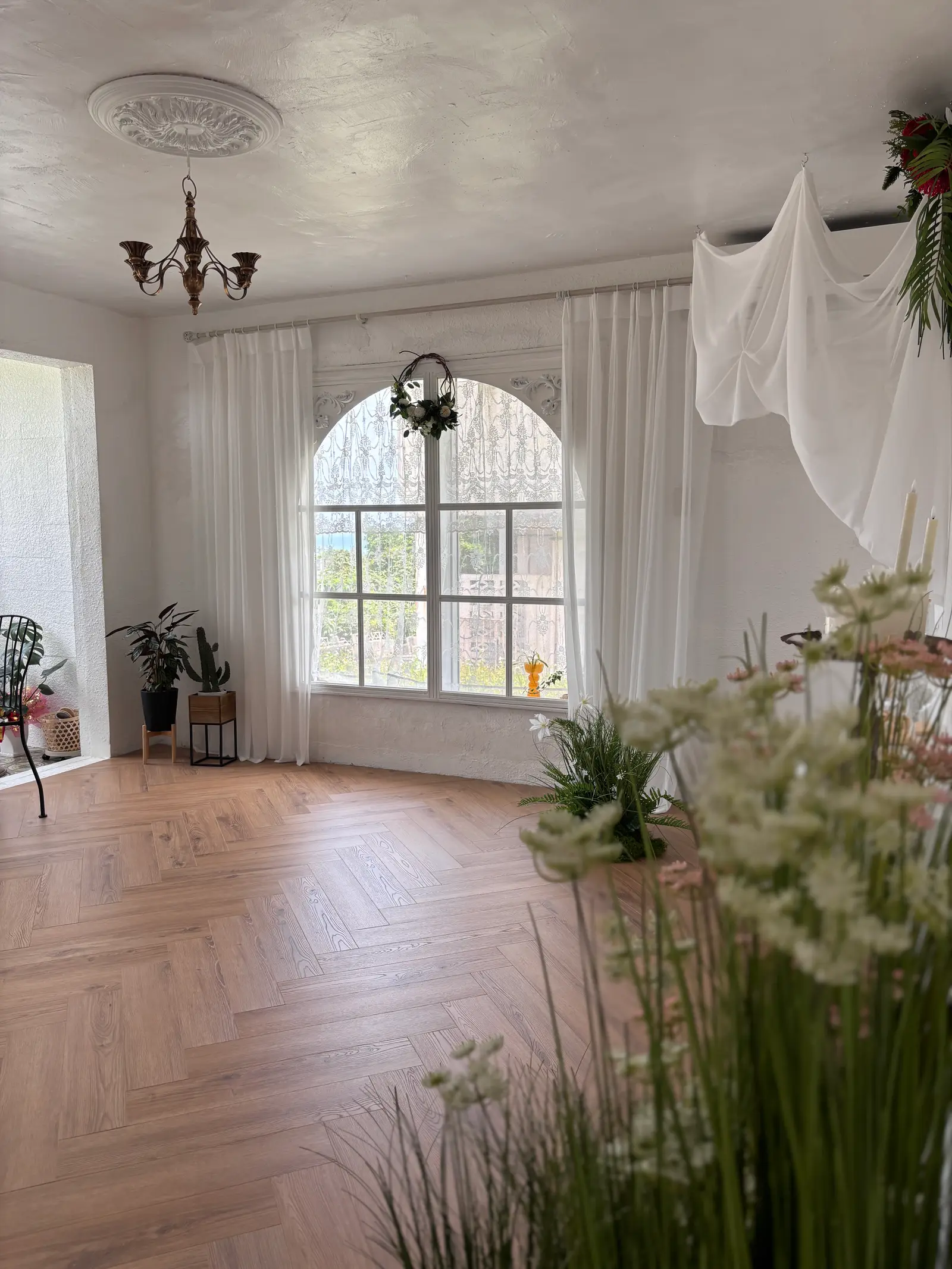 space-hall-arch-window-chandelier.jpeg