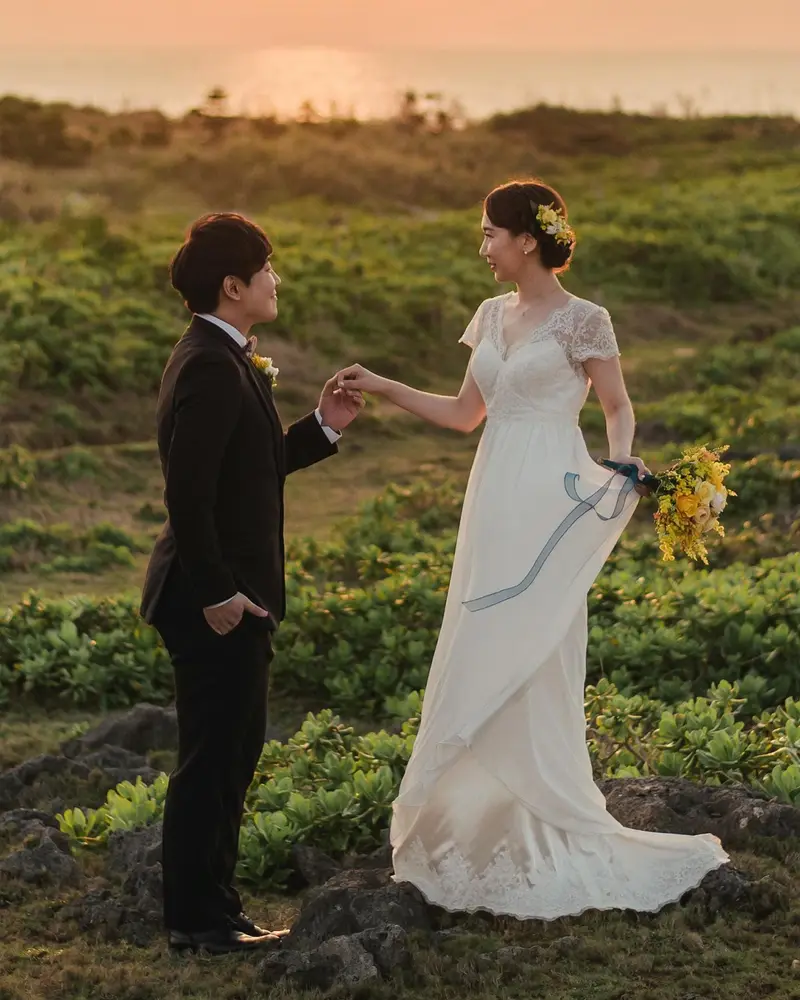 レースのVネックエンパイアドレスの着用カット(夕暮れの海辺)