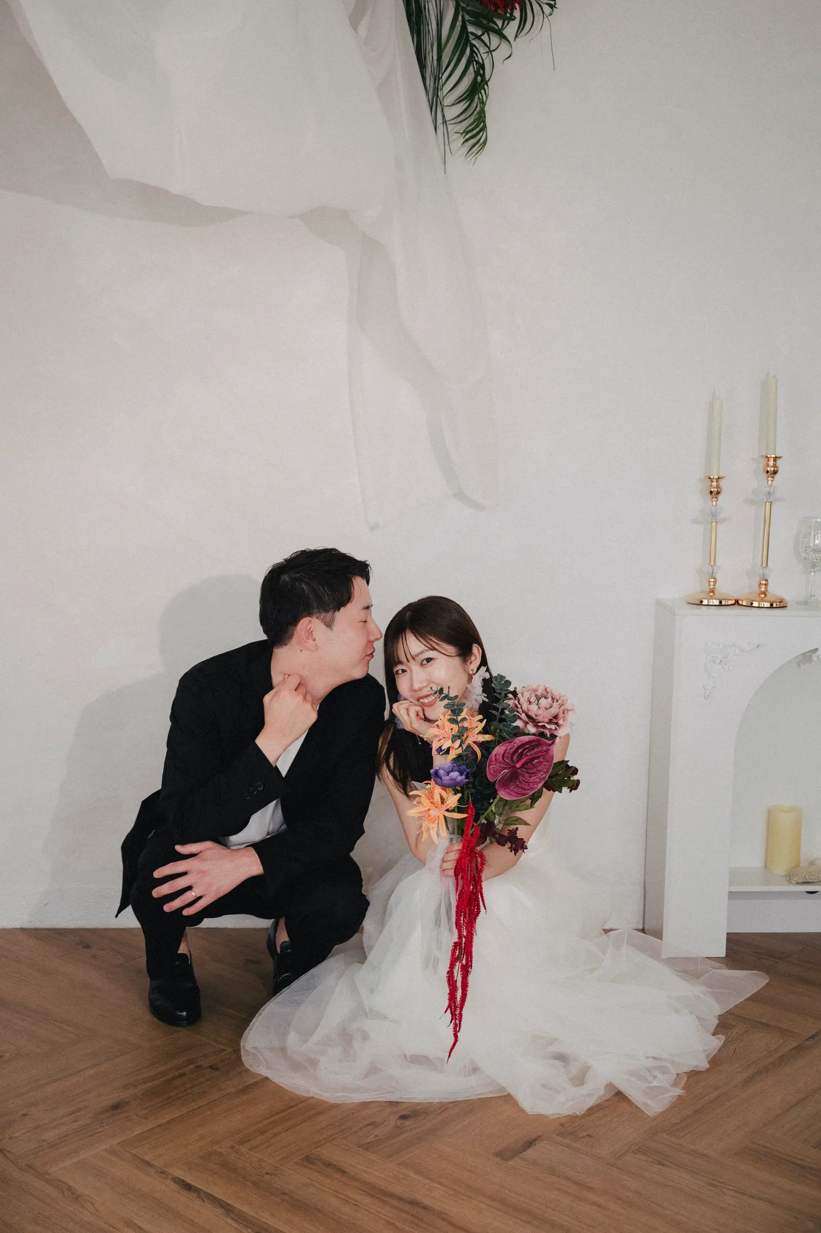 沖縄のスタジオウェディング|キャンドルと白い壁の一軒家フォトスタジオcouple-candles-kneel-studio
