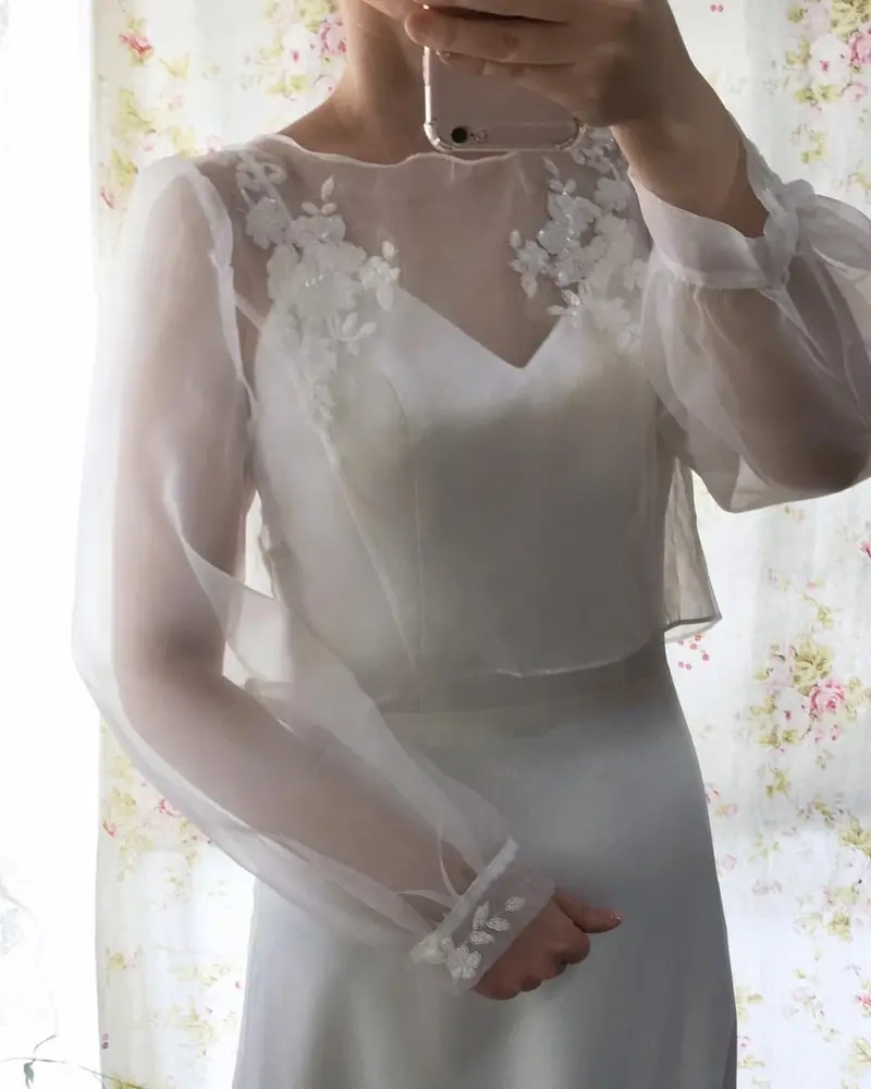 サテンスリップドレスのスタイリングの上半身