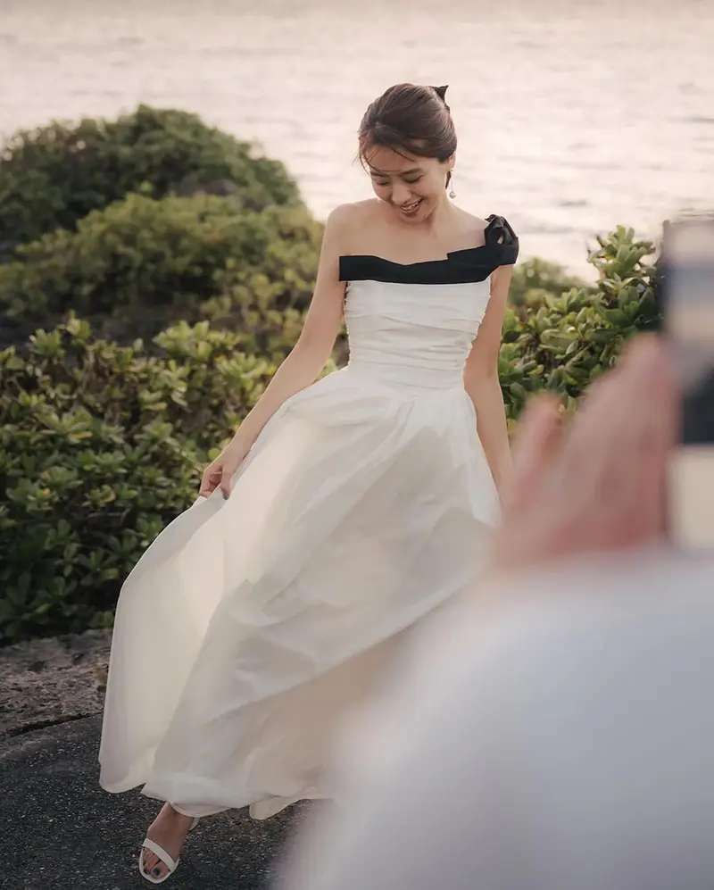 タフタのAラインドレスの着用カット