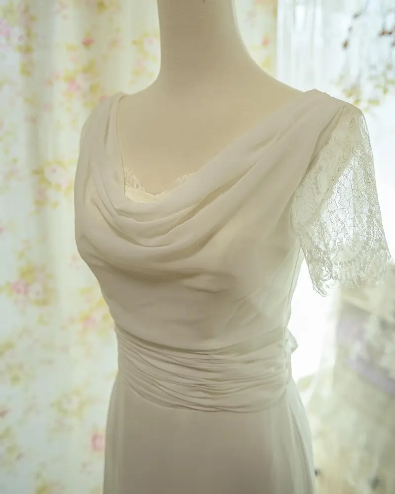 ドレープネックのシフォンドレスのディテール
