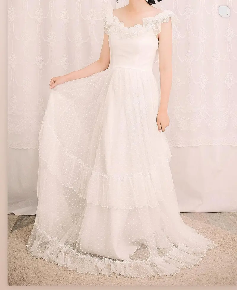 ドットチュールのティアードドレスの着用カット(スタジオ)