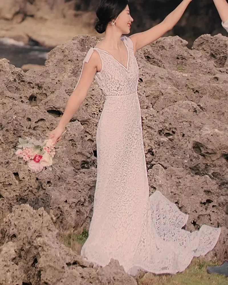 Vネックのレースドレスの着用カット(屋外)