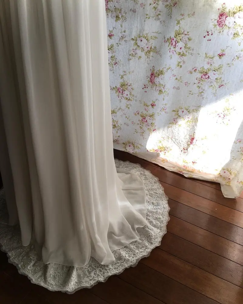 レースのVネックエンパイアドレスのディテール