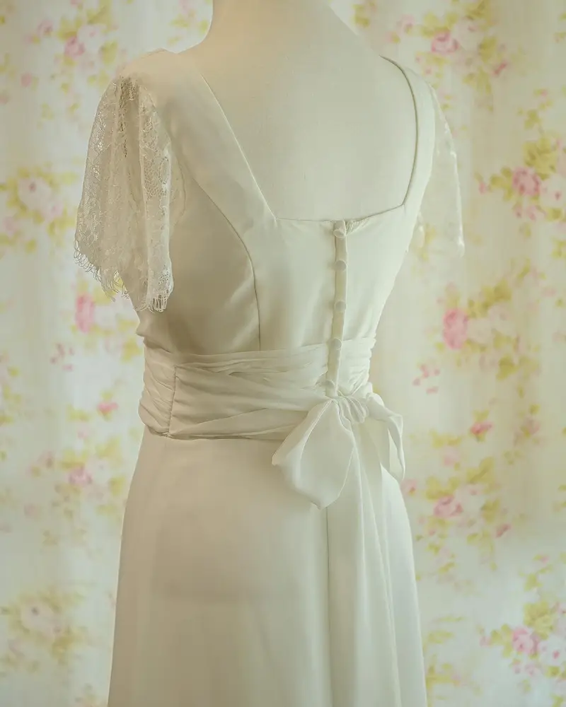 ドレープネックのシフォンドレスのディテール