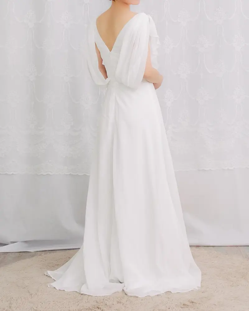フラッタースリーブのシフォンドレスと刺繍コットンのヴィンテージドレスの後ろ姿