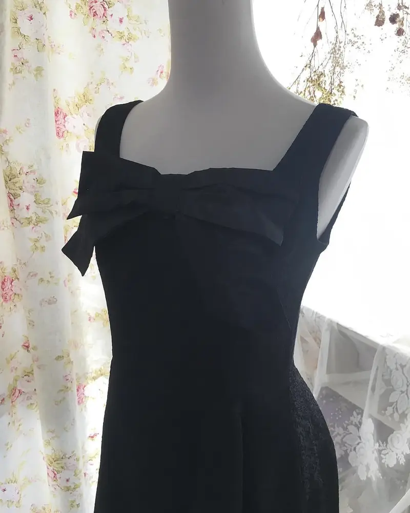 膝丈のブラックドレスのディテール