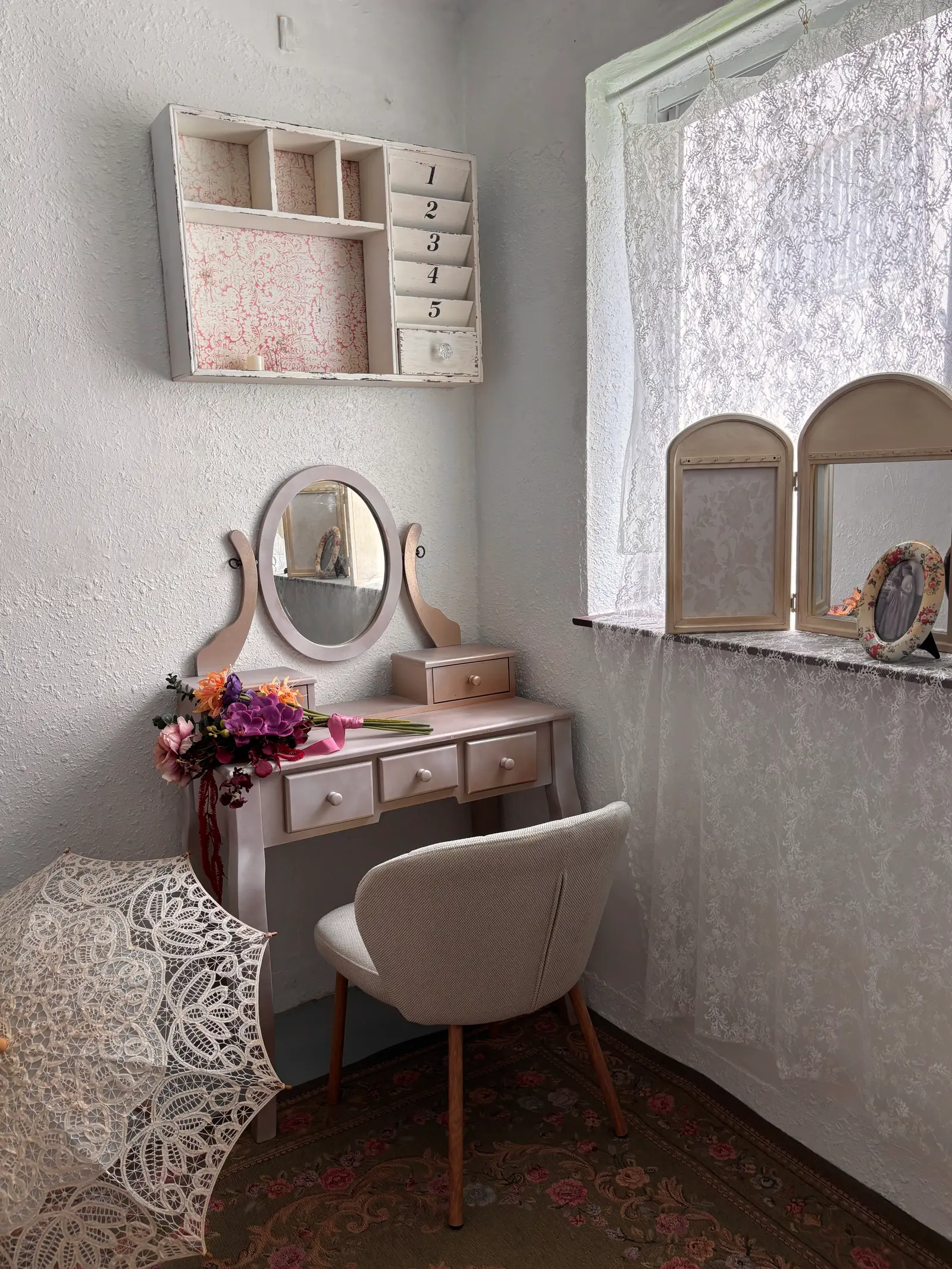 space-vanity-mirror-chair.jpeg