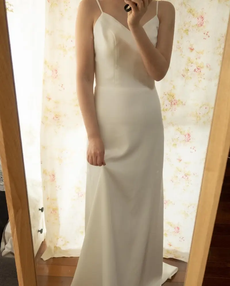 サテンスリップドレスのスタイリングの正面