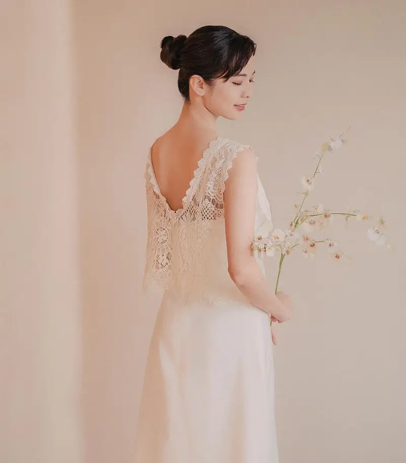 サテンドレスとレースボレロの後ろ姿