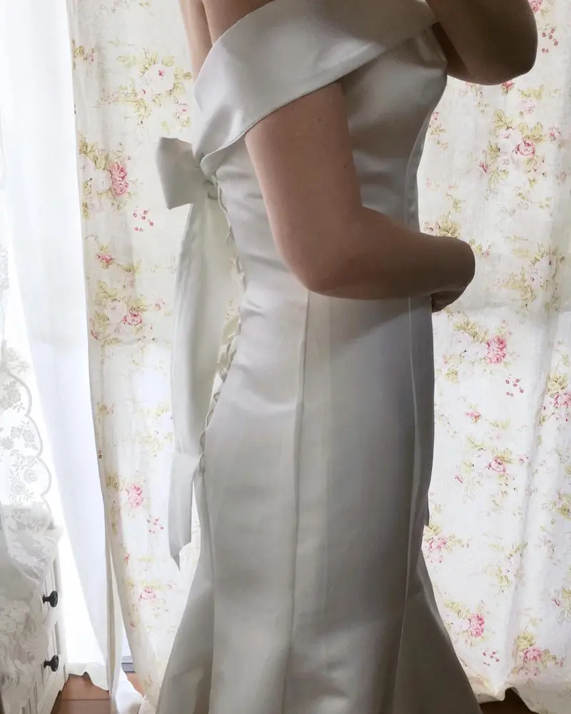 サテンのマーメイドドレスの後ろ姿(試着)
