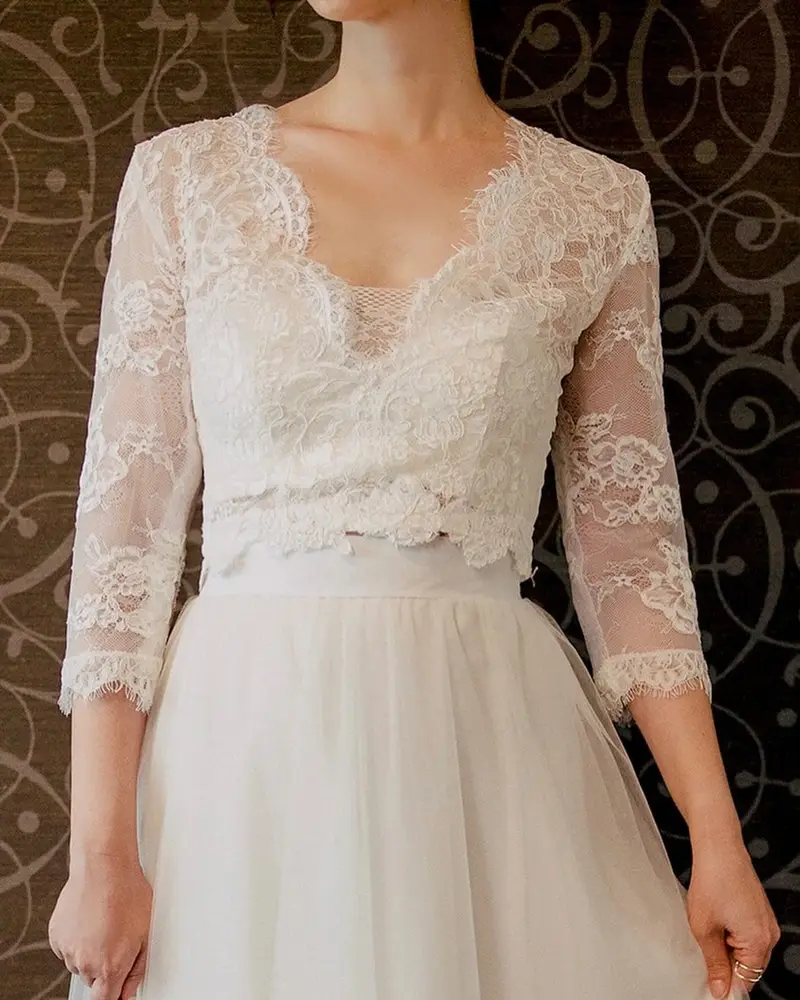 レースボレロのドレスのディテール