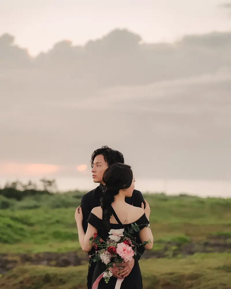 ブラックサテンドレスの着用カット(夕暮れの海辺)