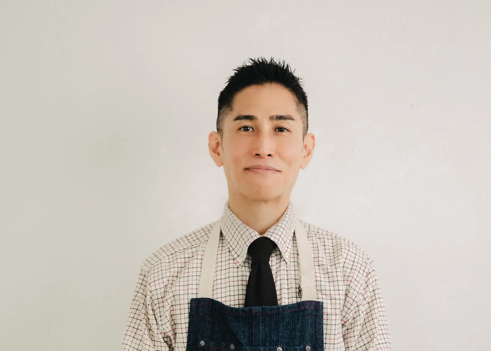 沖縄のポートレート撮影|スタジオで撮る男性プロフィール写真portrait-man-denim-apron-hero