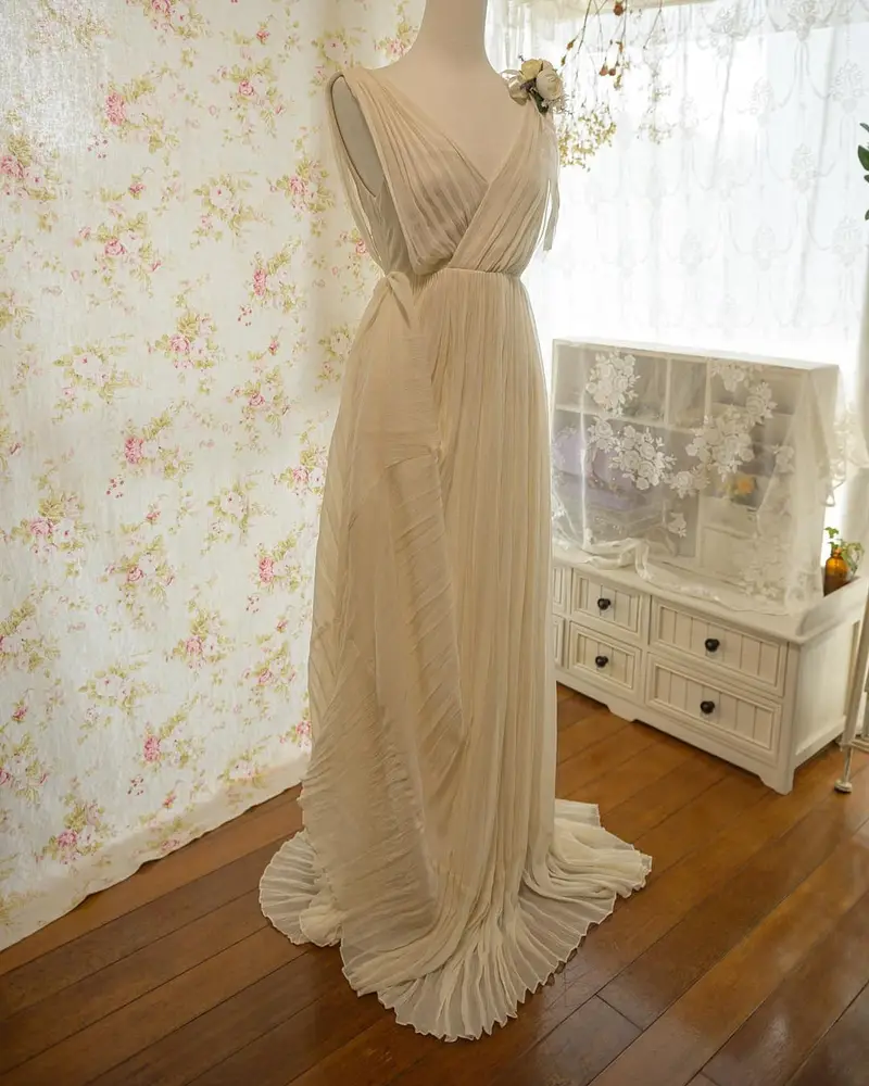 プリーツシフォンのVネックドレスのサイドのカット
