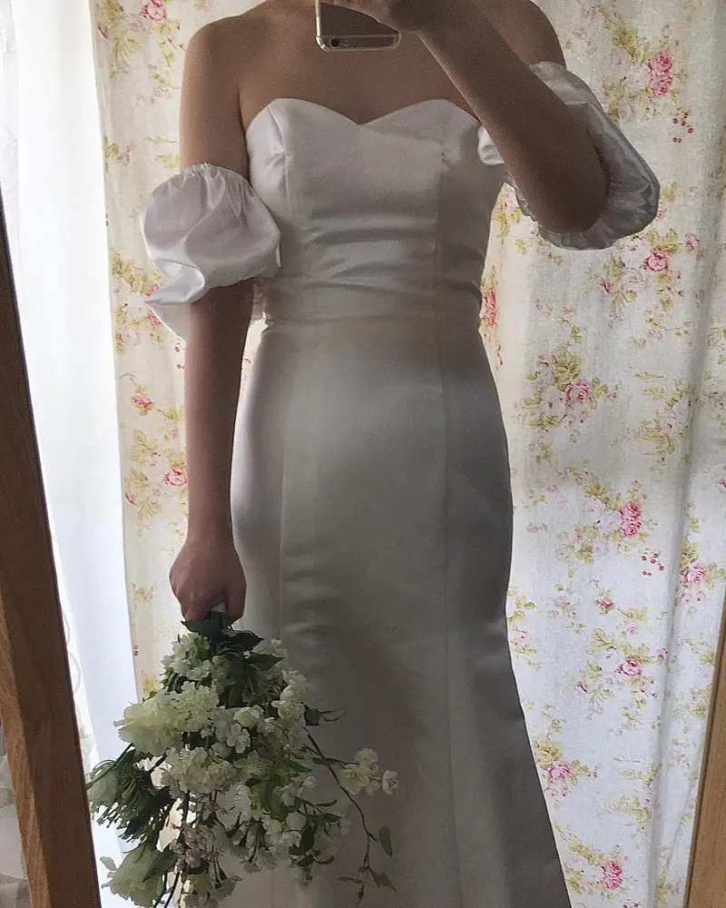 サテンのマーメイドドレス｜パフスリーブと大きなバックリボン