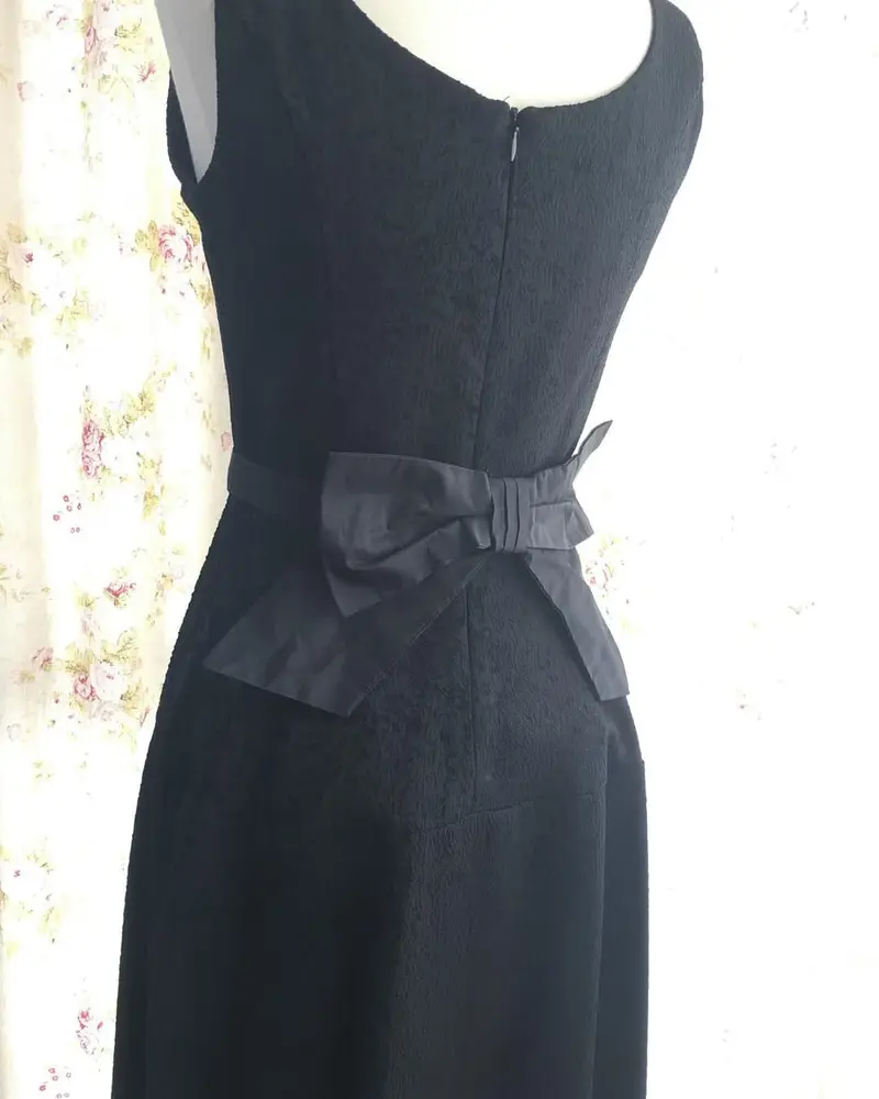 膝丈のブラックドレスのサイドのカット