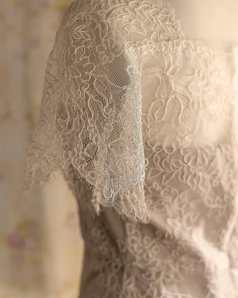 総レースのスリムドレスのディテール