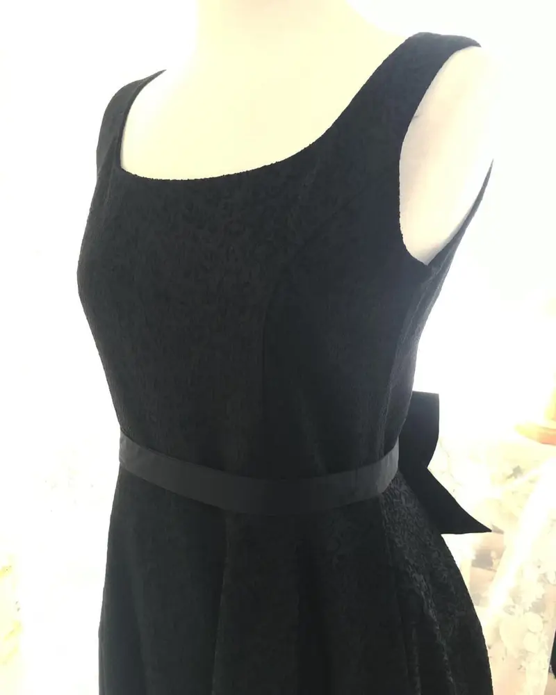 膝丈のブラックドレスのディテール