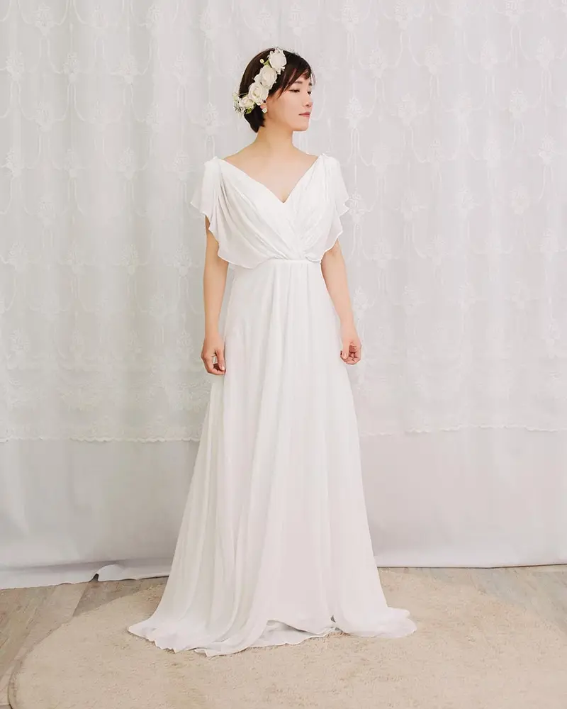 フラッタースリーブのシフォンドレスと刺繍コットンのヴィンテージドレスの正面