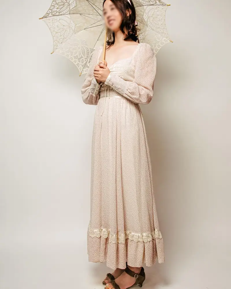 ビーズのシフォンドレスと花柄のヴィンテージドレスの全身