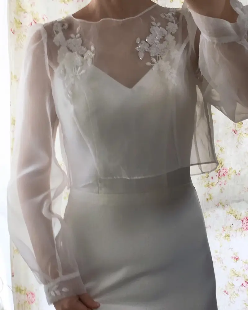 サテンスリップドレスのスタイリングのディテール