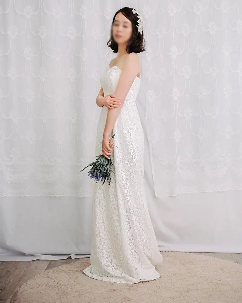 ピンクレースのドレスとストラップレスのレースドレスのサイドのカット