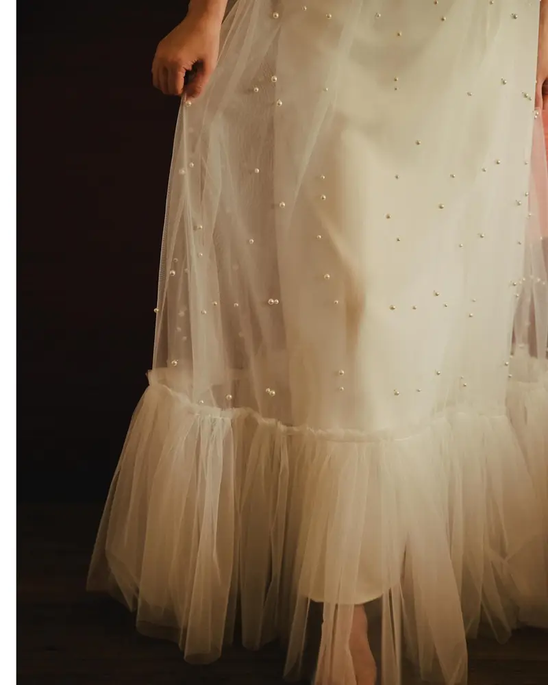 パールチュールのVネックドレスのディテール