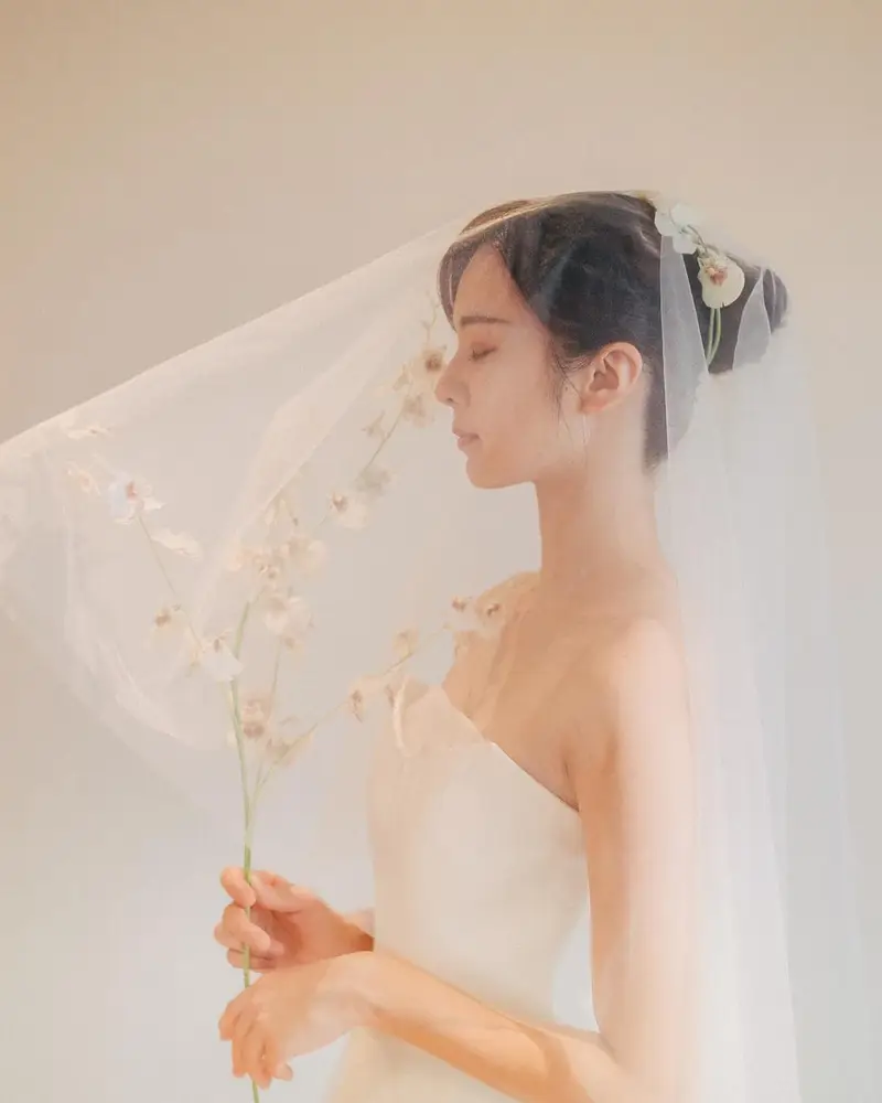 ストラップレスのミカドドレスのディテール
