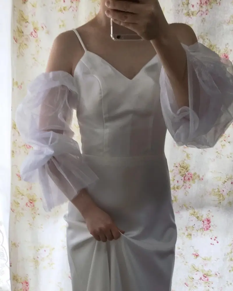 サテンスリップドレスのスタイリングの着用カット
