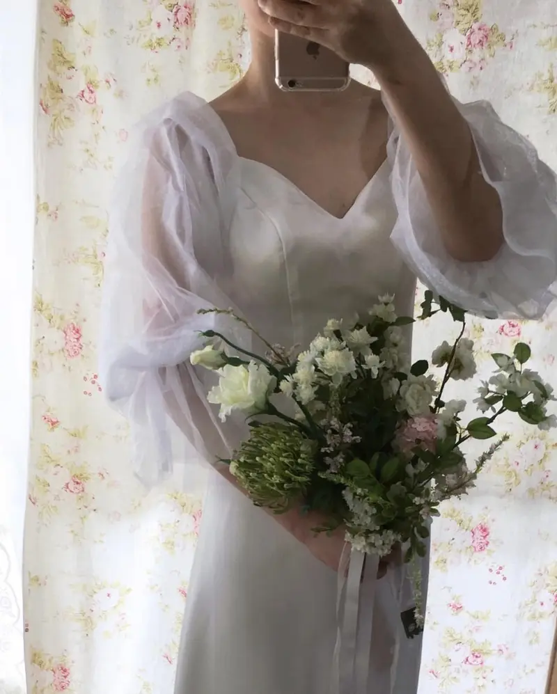 サテンスリップドレスのスタイリングの着用カット(試着)