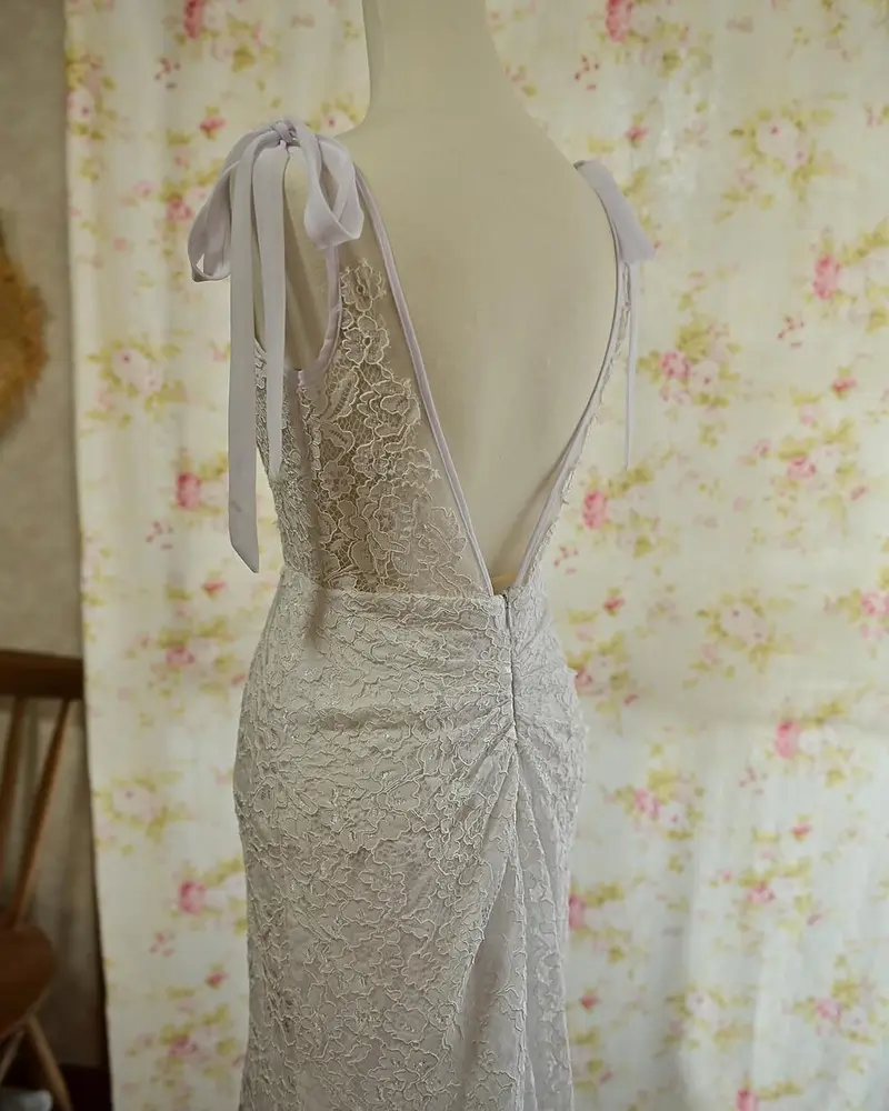 Vネックのレースドレスのディテール