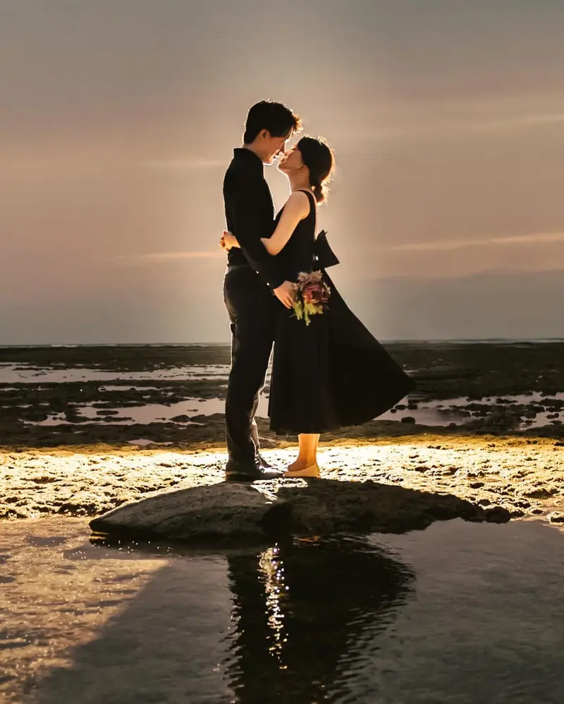 膝丈のブラックドレスの全身(夕暮れの海辺)