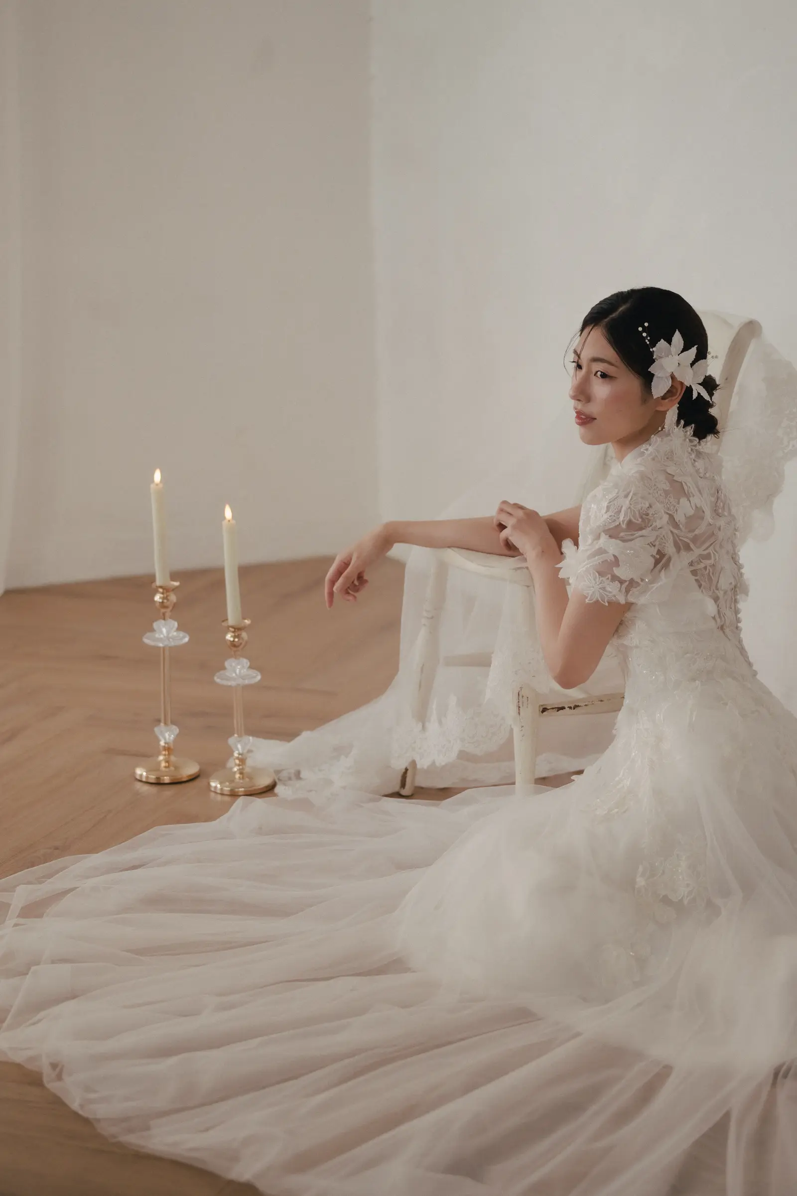 沖縄のウェディングフォト|レースドレスの花嫁とキャンドルbride-candles-seated-lace