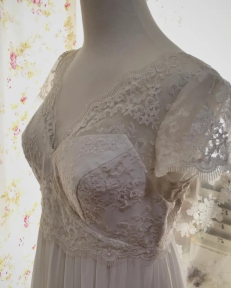 レースのVネックエンパイアドレスのディテール