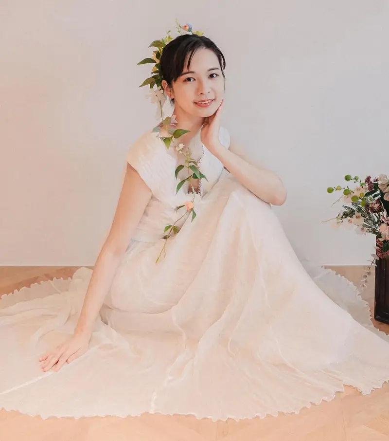 シルクレースのドレスの着用カット
